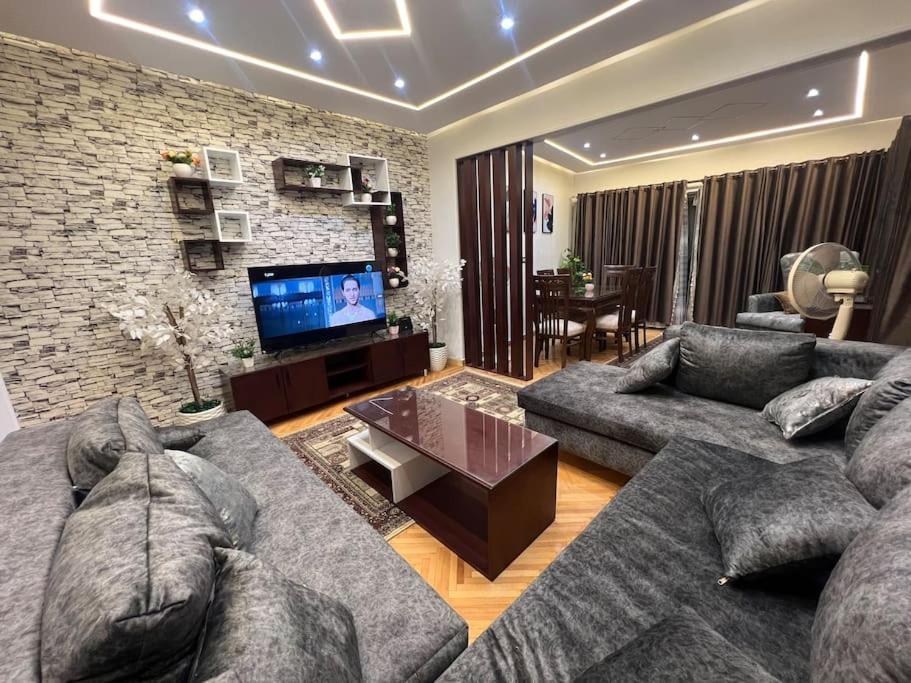 A Luxury Fully Nile View -downtown Appartement